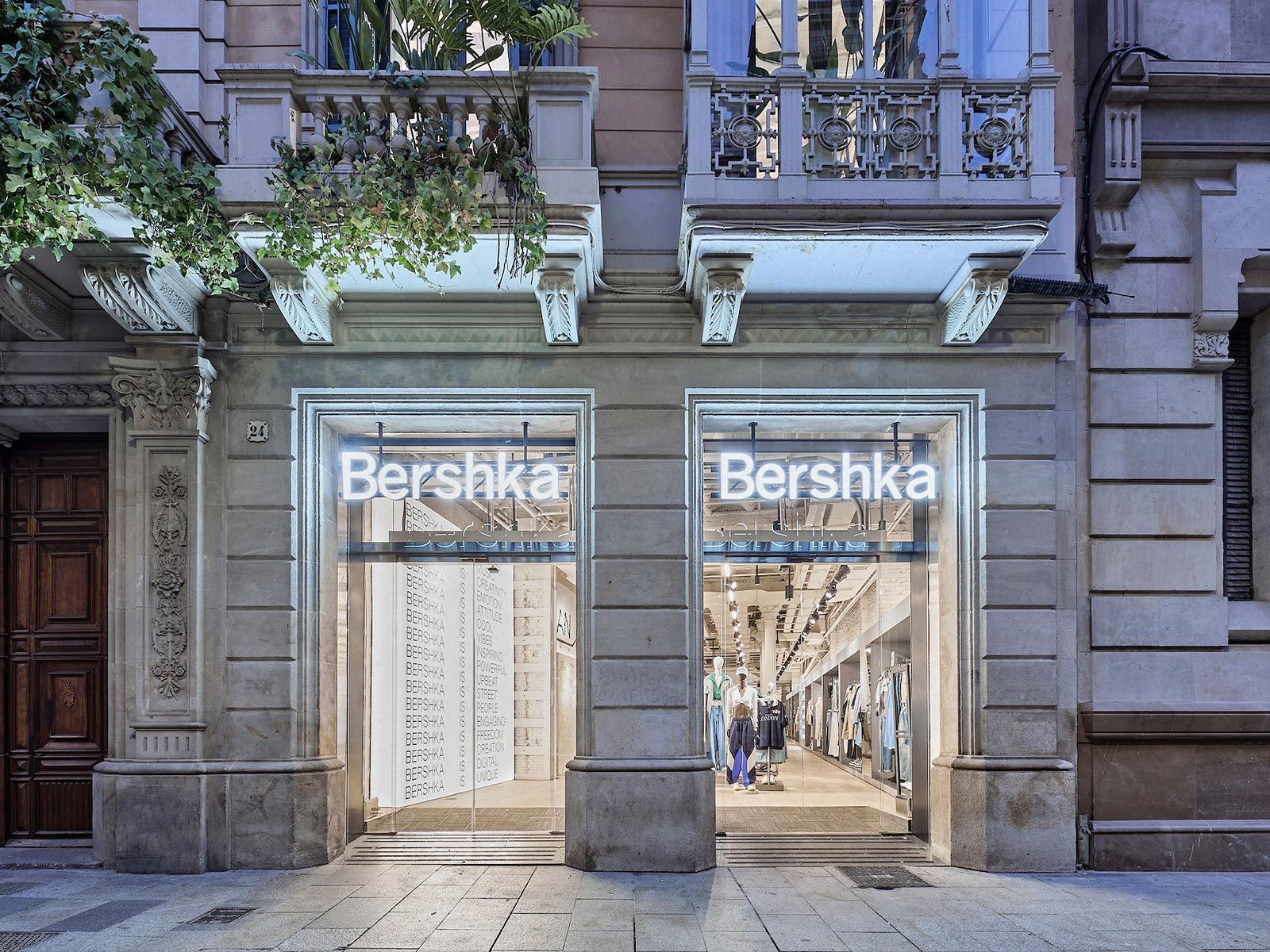 Bershka inaugura su primera tienda CUSTOMLAB en Barcelona