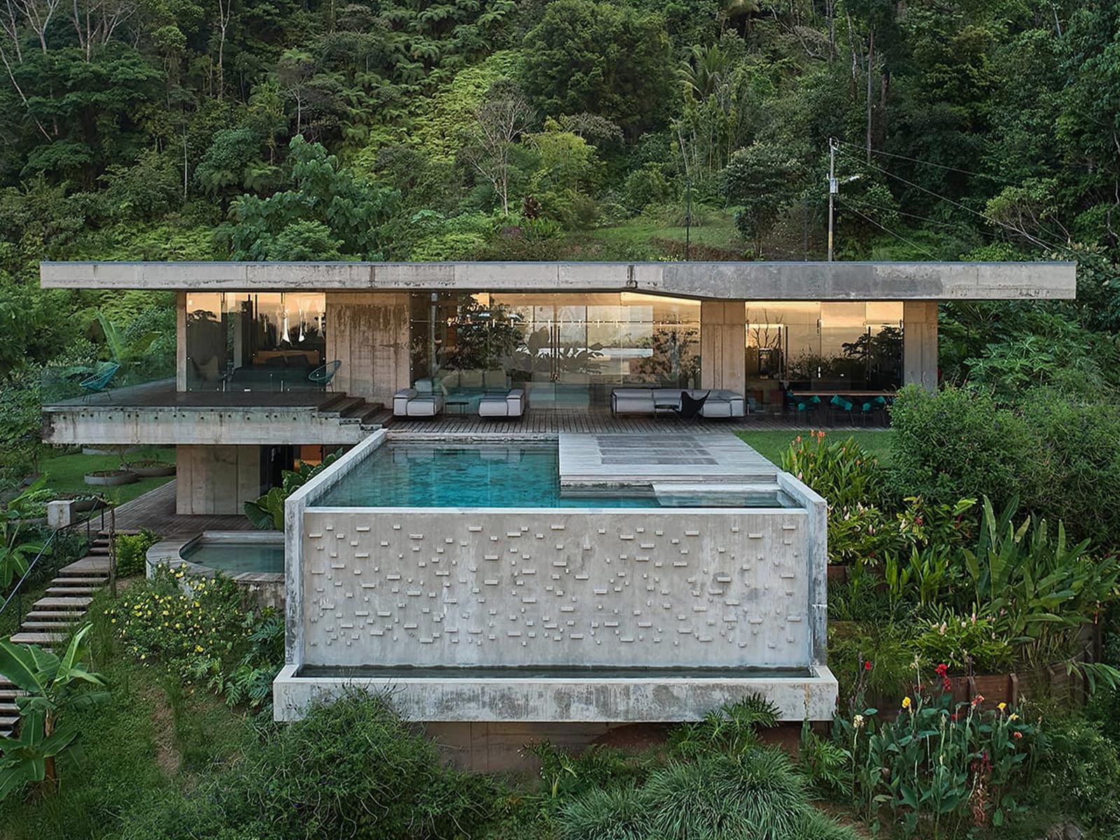 Este libro recoge las mejores edificaciones modernistas ubicadas en paraísos tropicales