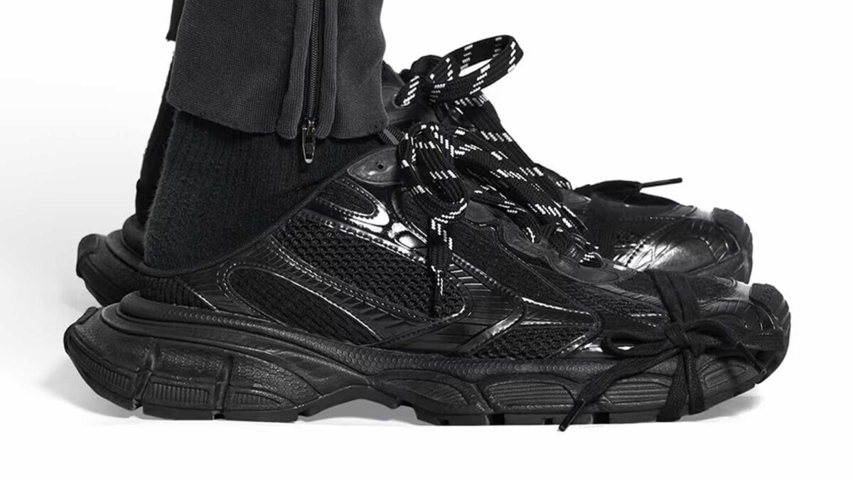 Balenciaga's 3XL Mule goes black for this season - HIGHXTAR.