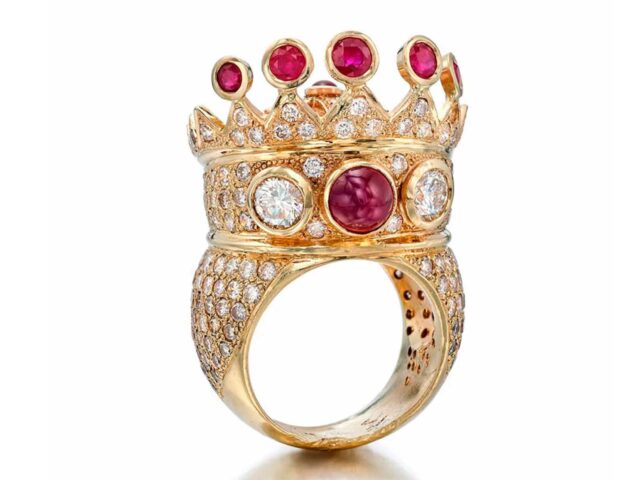 El emblemático anillo en forma de corona de Tupac se subasta por un millón de dólares