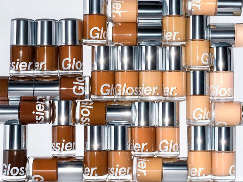 Glossier lanza su nueva base Stretch Fluid Foundation en 32 tonos