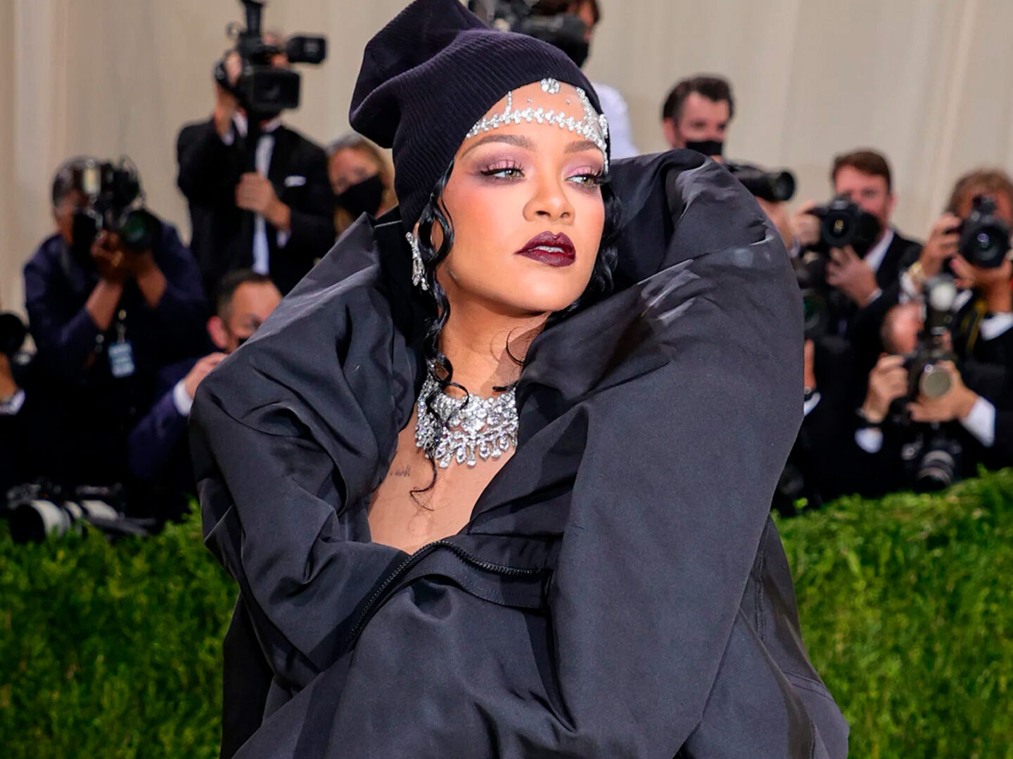 Ya puedes vestir como Rihanna en la Met con esta capa “edredón” de Balenciaga