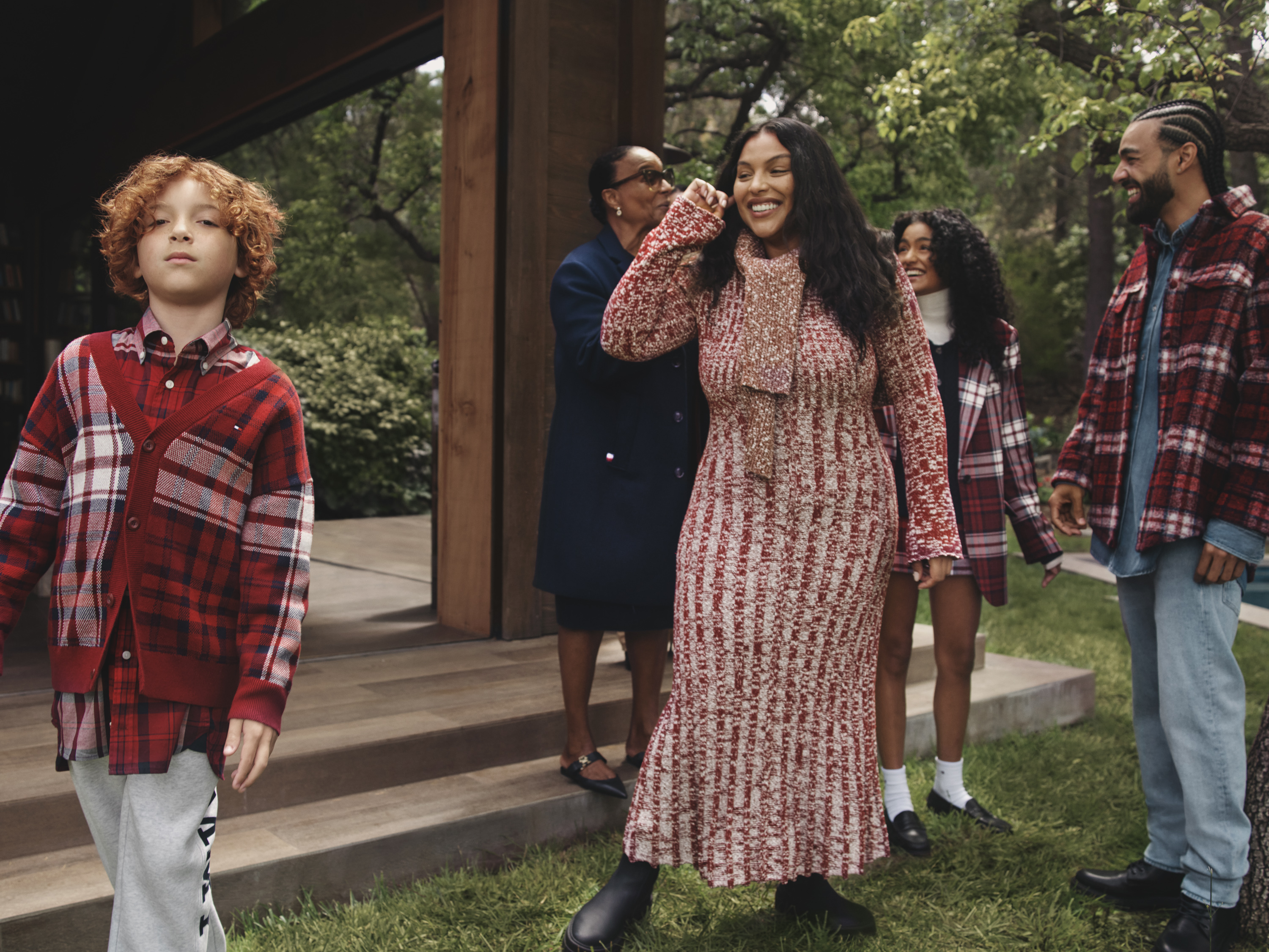 Tommy Hilfiger brings together five icons families for its new Fall campaign - HIGHXTAR.