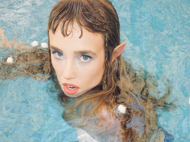Roberta Nikita becomes a mermaid in her latest song: CARTA
