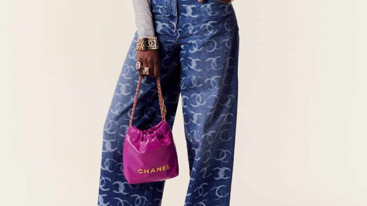 Chanel FW23 or how to elevate a pair of jeans with just a logo - HIGHXTAR.