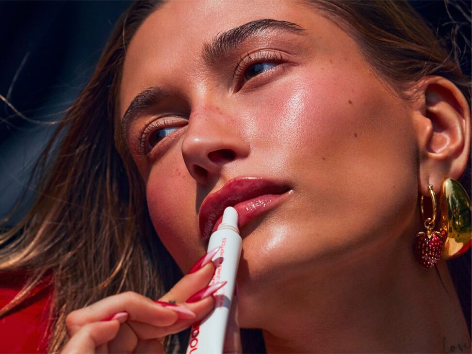 Hailey Bieber da comienzo a la era ‘Strawberry Glaze’ de Rhode