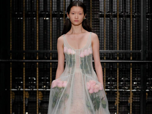Simone Rocha SS24: ribbons, rhinestones, flowers and a new collaboration with Crocs