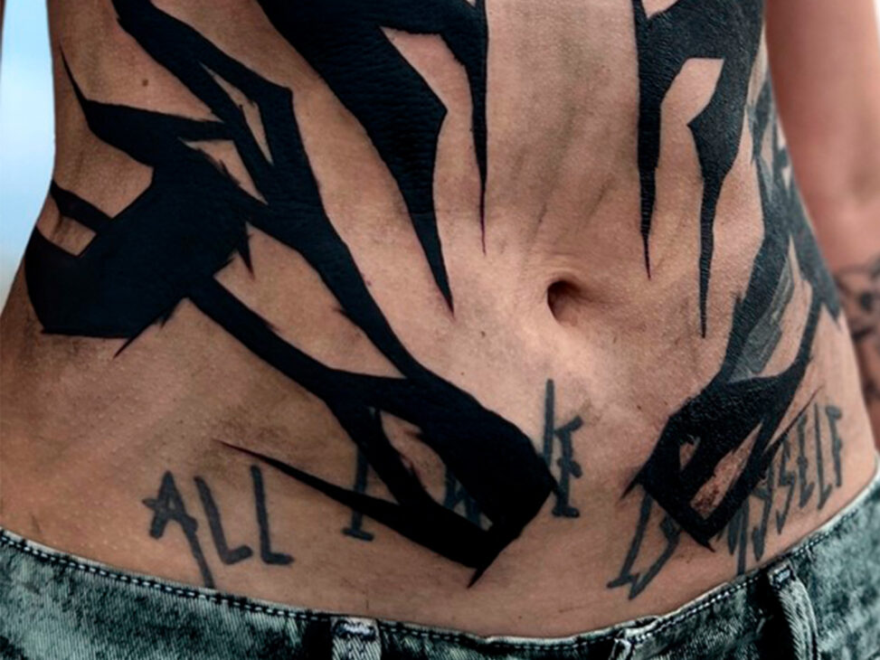 Cómo el ‘blast over’ se ha grabado a fuego en la cultura del tattoo