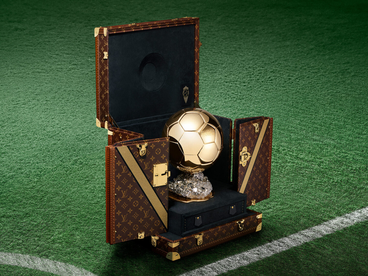 El Balón de Oro de Leo Messi y Aitana Bonmatí llegó en un baúl de Louis Vuitton