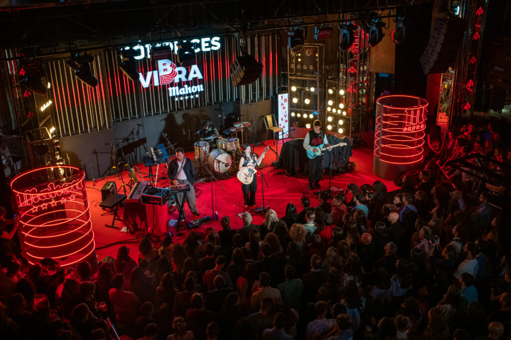 Candela Gómez y su banda en el evento Vibra Mahou en el Teatro Barceló.