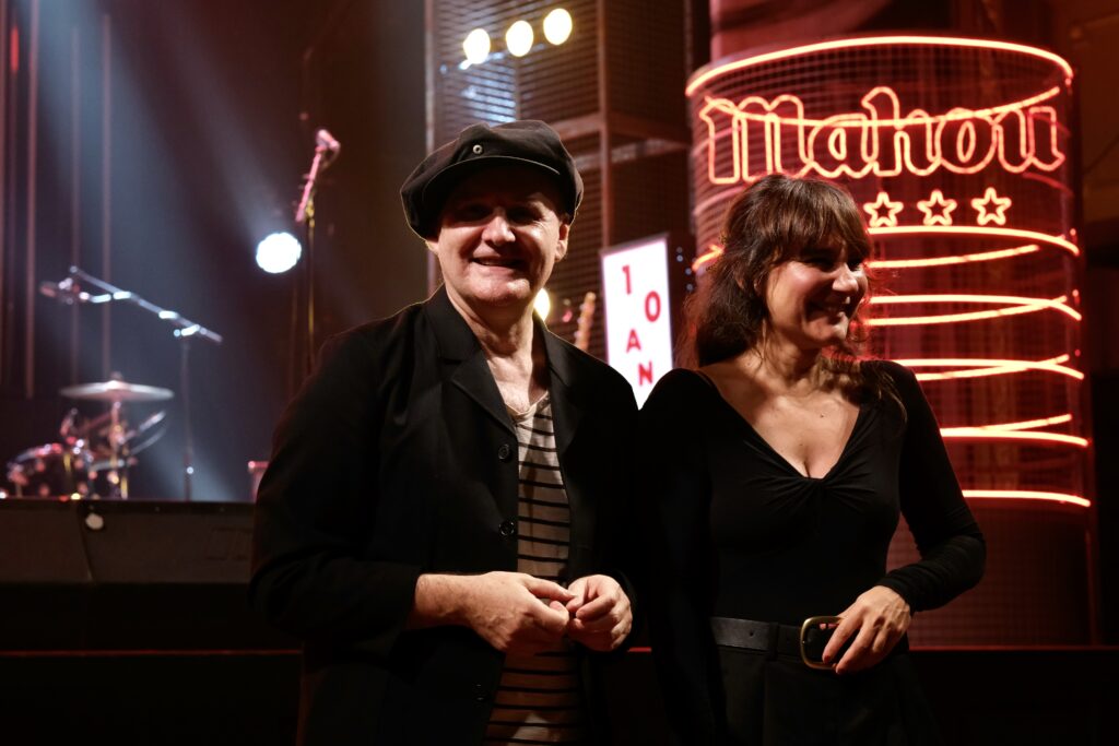 Juan Aguirre y Eva Amaral, AMARAL, sobre el escenario del Teatro Eslava saludan al público antes del concierto Cómplices de Vibra Mahou con Carolina Durante.