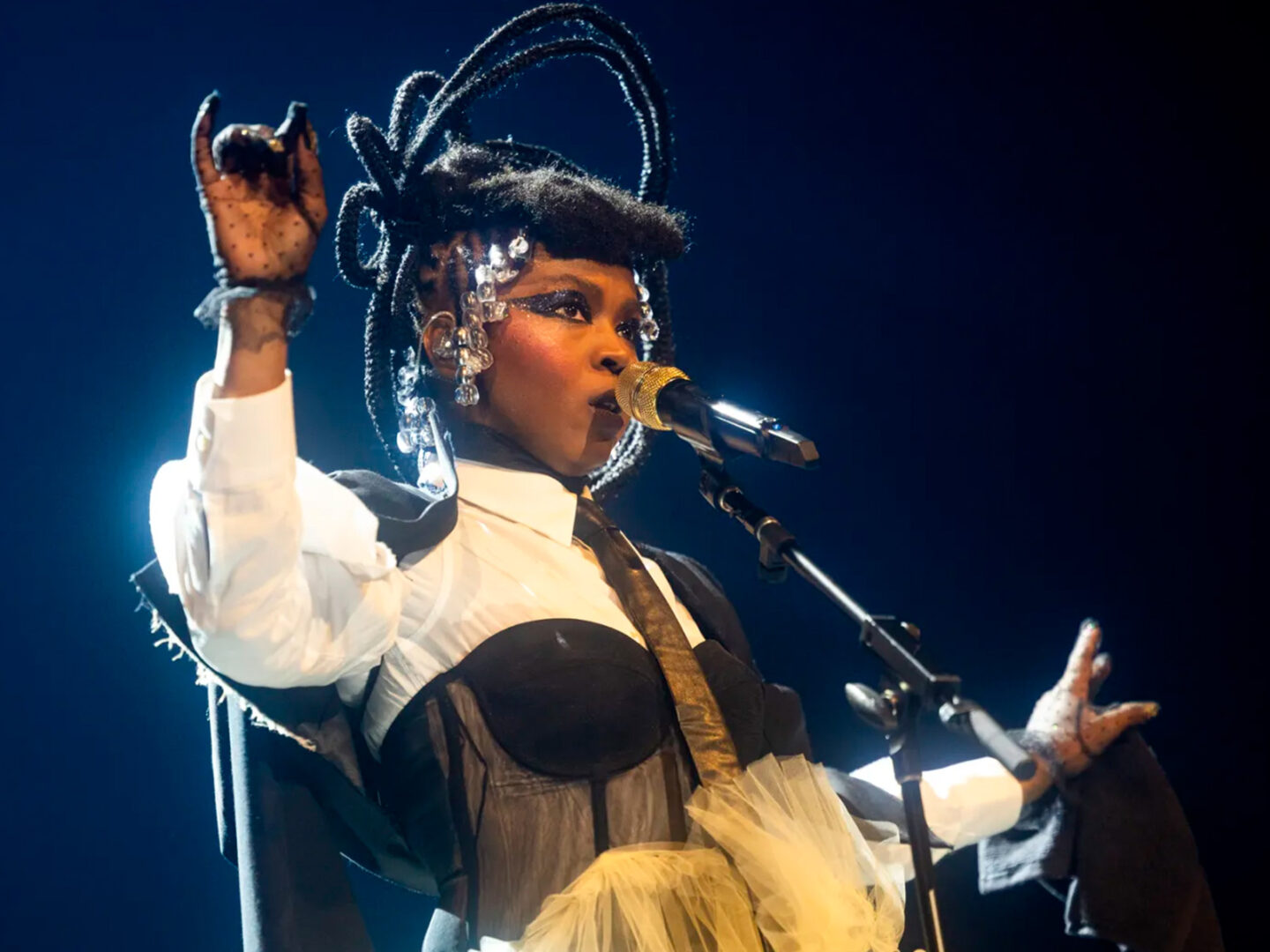 Lauryn Hill se defiende de las críticas: «Tenéis suerte de que salga al escenario»