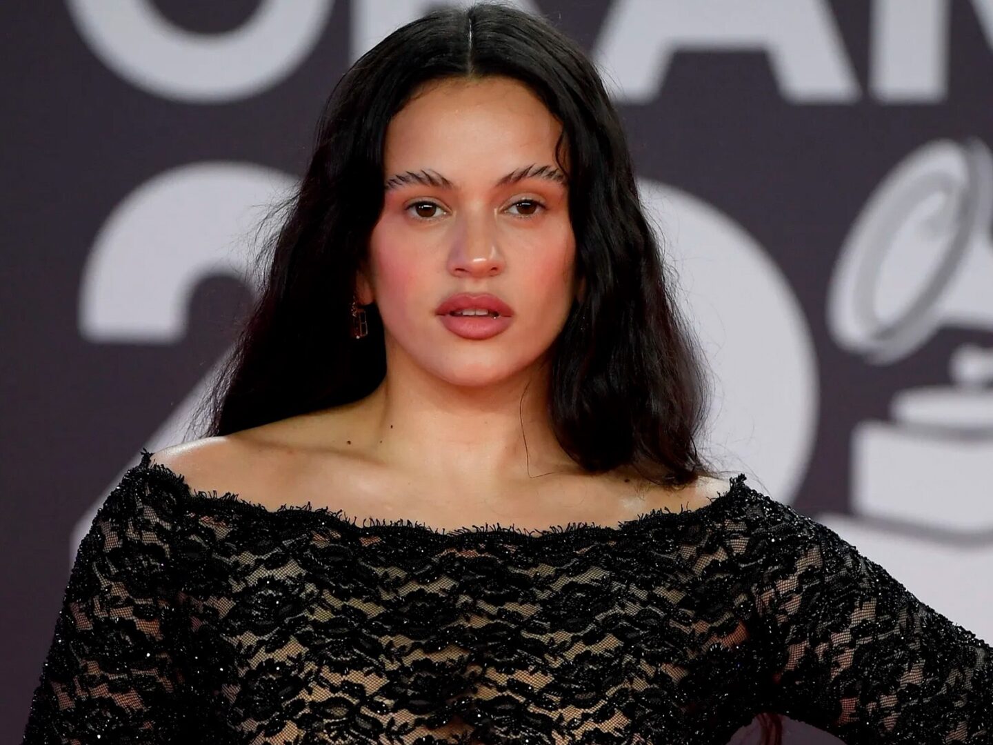 Cómo conseguir el efecto ‘zebra brows’ de Rosalía en los Latin Grammy