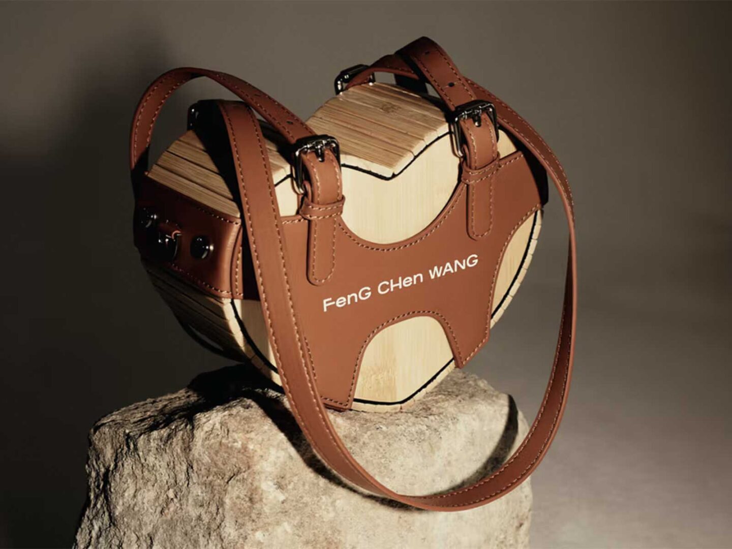 El nuevo bolso Bamboo de Feng Chen Wang llega en forma de corazón