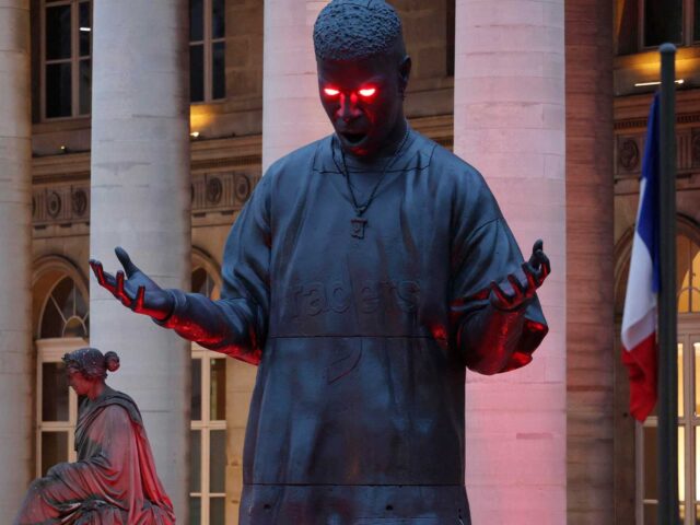 Kid Cudi celebra ‘Insano’ instalando estatuas gigantes en París y Los Ángeles