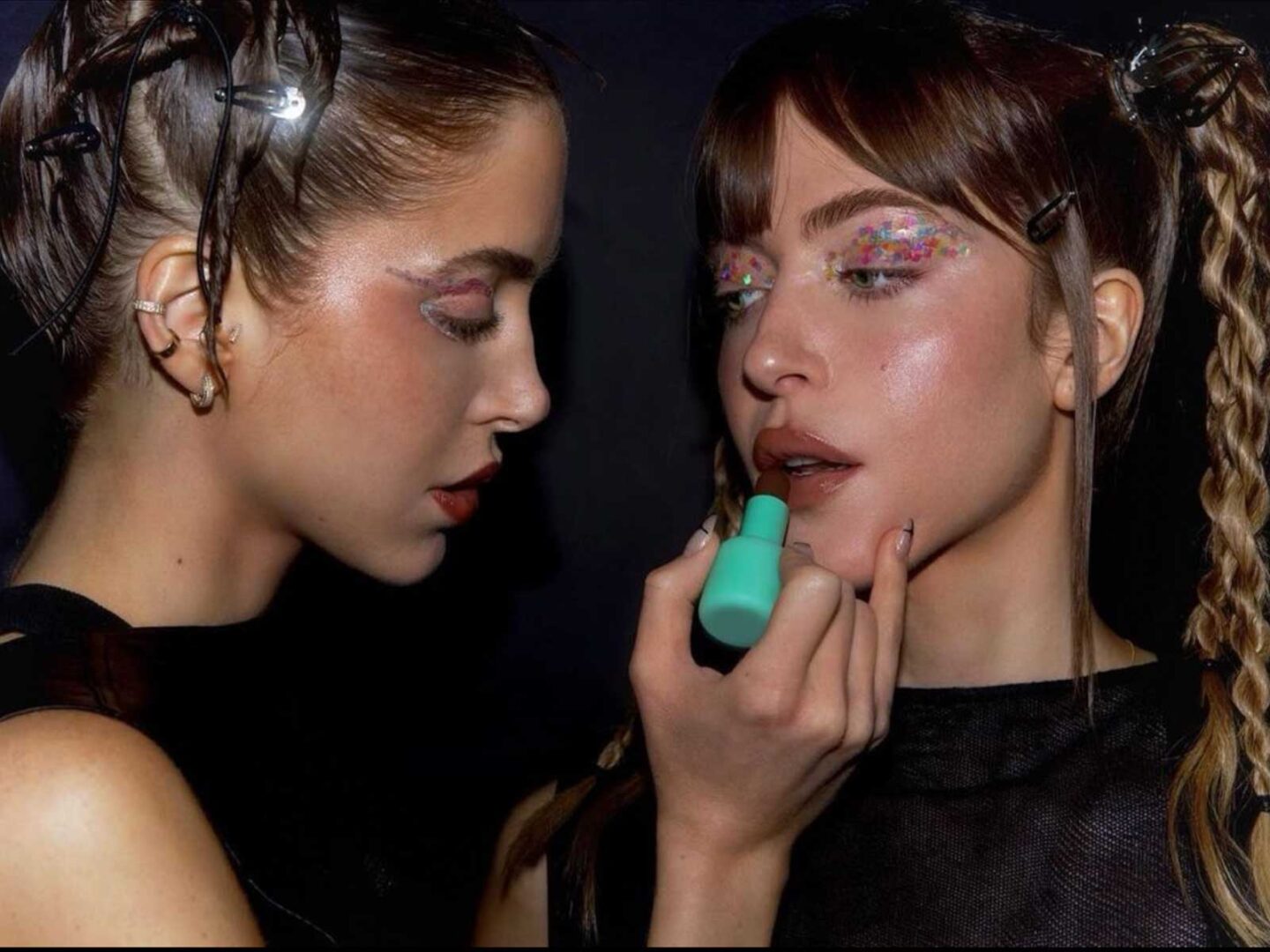 Este es el bálsamo labial favorito de las gemelas de moda Simi y Haze