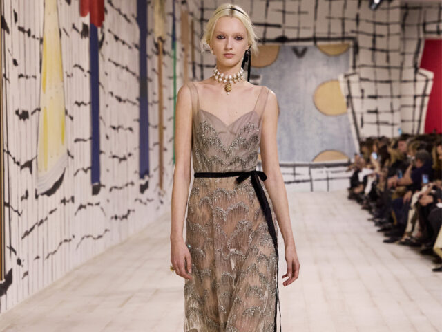 Maria Grazia Chiuri explora el concepto de ‘Aura’ en Dior Haute Couture