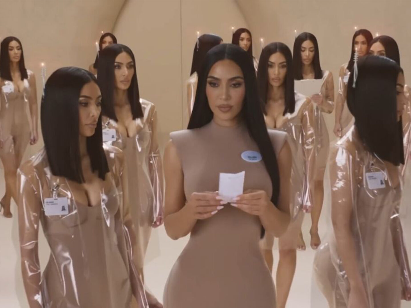Kim Kardashian se clona a sí misma para la última campaña de SKIMS