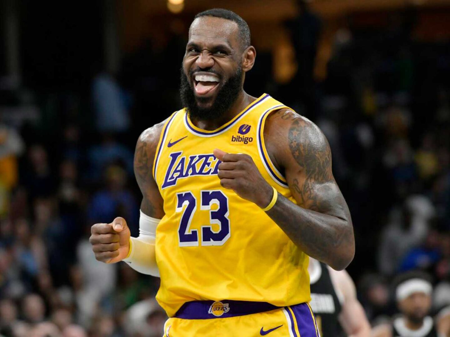 LeBron James to stay with Lakers for $104 million