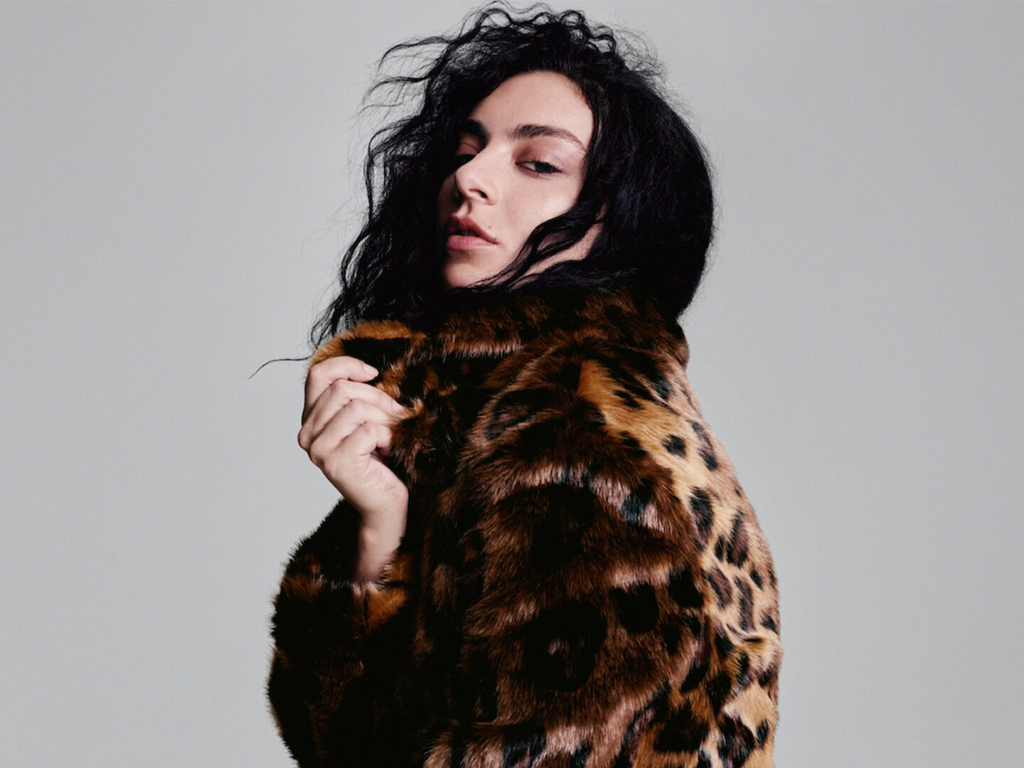 Charli XCX aparece en la última campaña de H&M