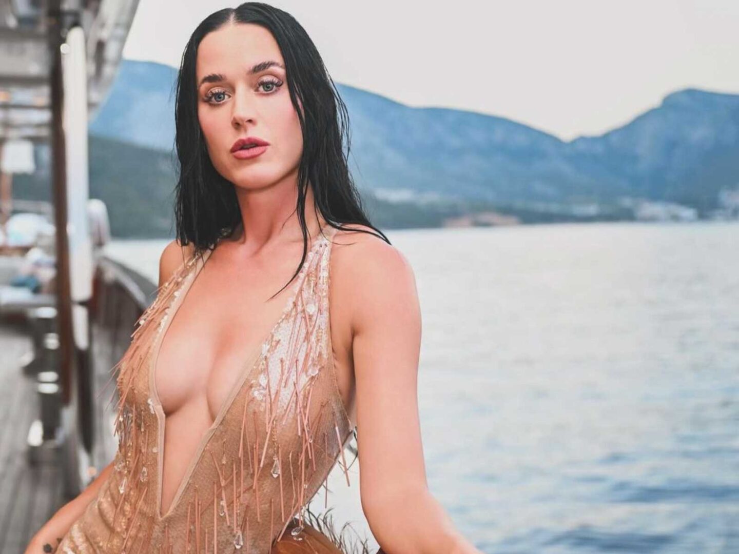 Investigan el impacto ambiental del último videoclip de Katy Perry en Formentera