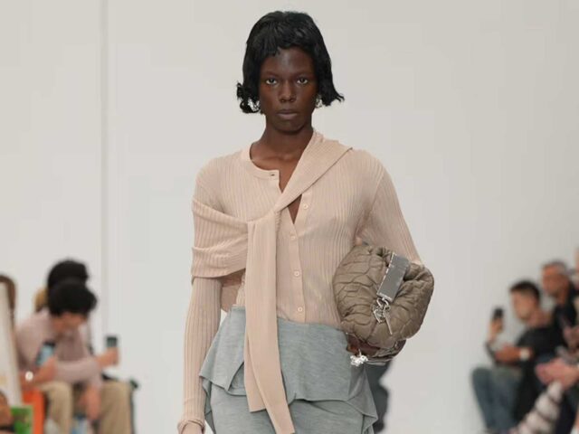 Acne Studios lleva la moda a otra dimensión con su colección SS25