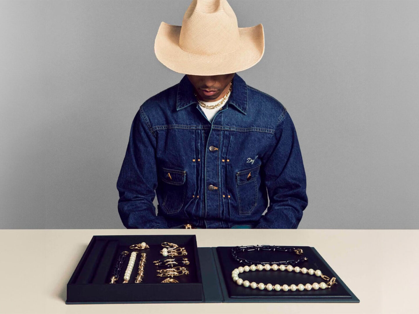 Pharrell Williams vuelve a las perlas en ‘Tiffany Titan’