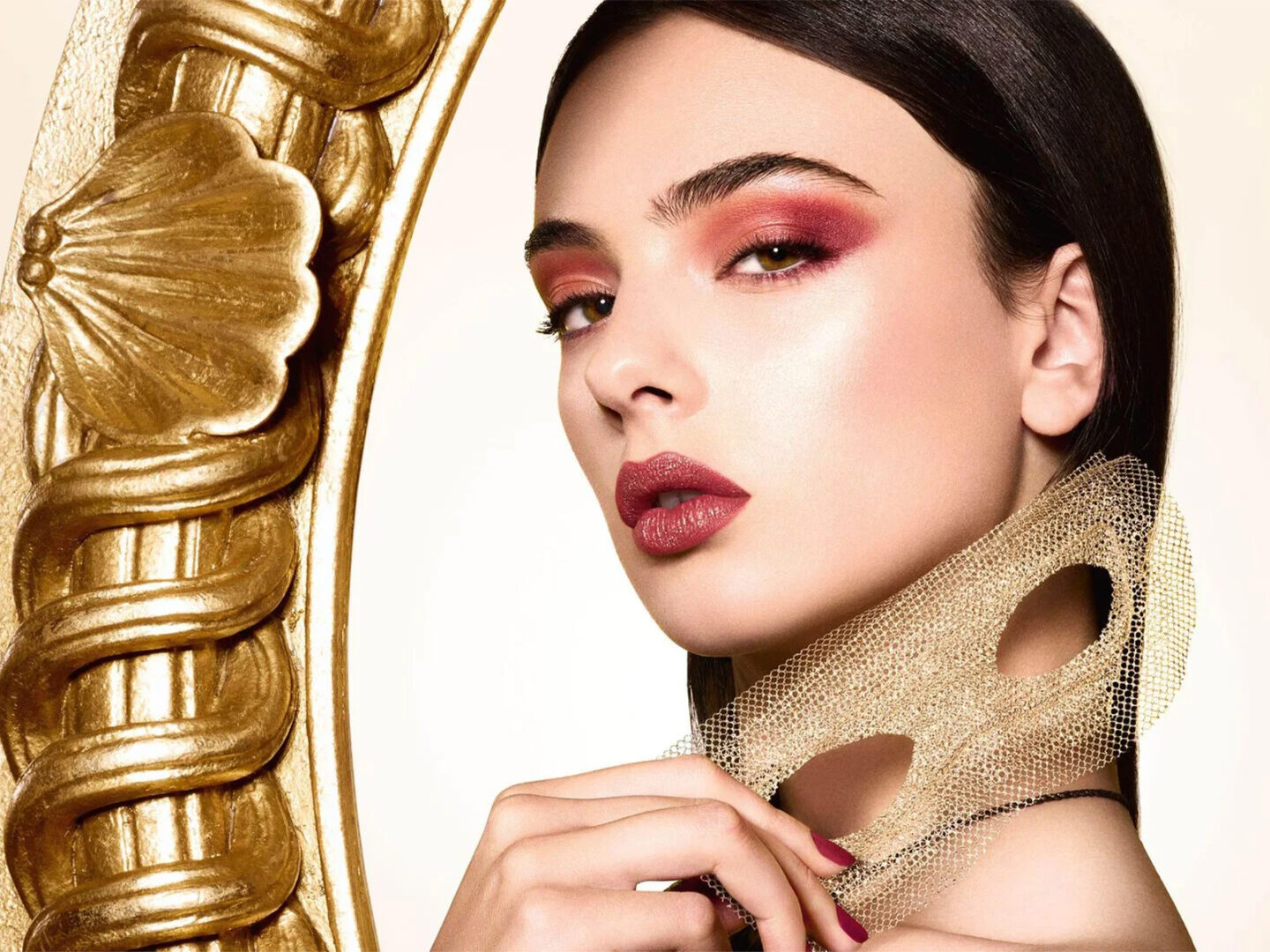 Dior Beauty se adelanta a la navidad junto a Anya Taylor-Joy y Deva Cassel