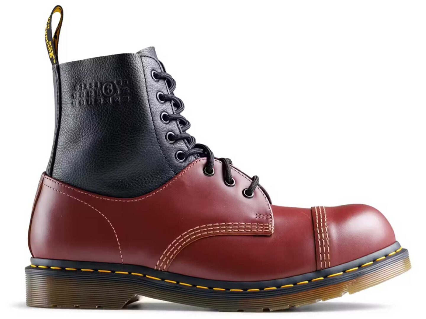 MM6 Maison Margiela reinventa las icónicas botas 1460 y 1461 de Dr. Martens