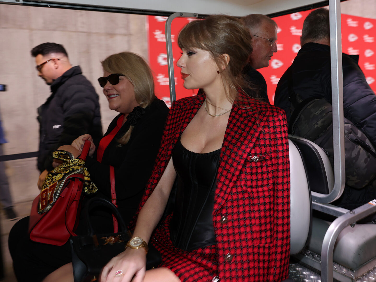 Taylor Swift estrena un Tambour de Louis Vuitton y la comunidad relojera se vuelveloca