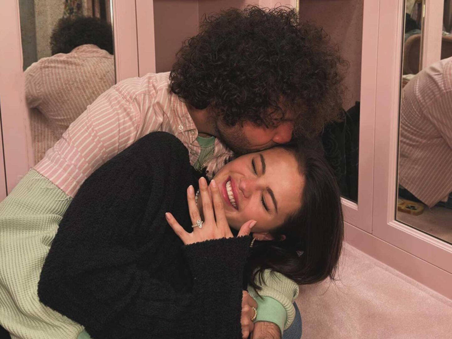 Selena Gomez anuncia que se casa con Benny Blanco tras un año de relación