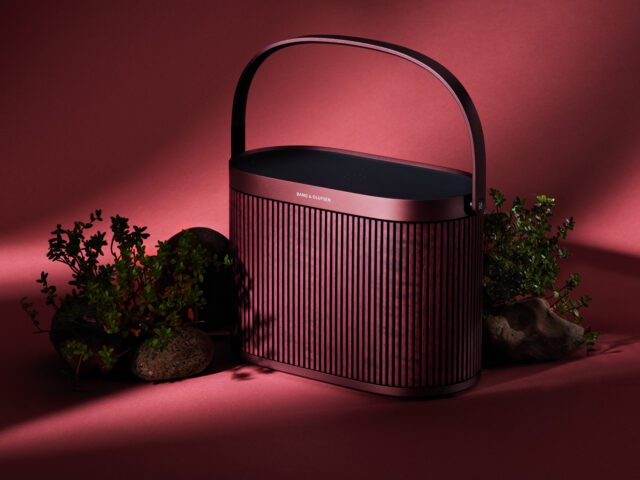 Bang & Olufsen introduce el altavoz Cranberry Red del Beosound A5