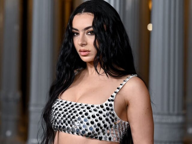 Charli XCX incursiona en el mundo del cine con «The Moment»