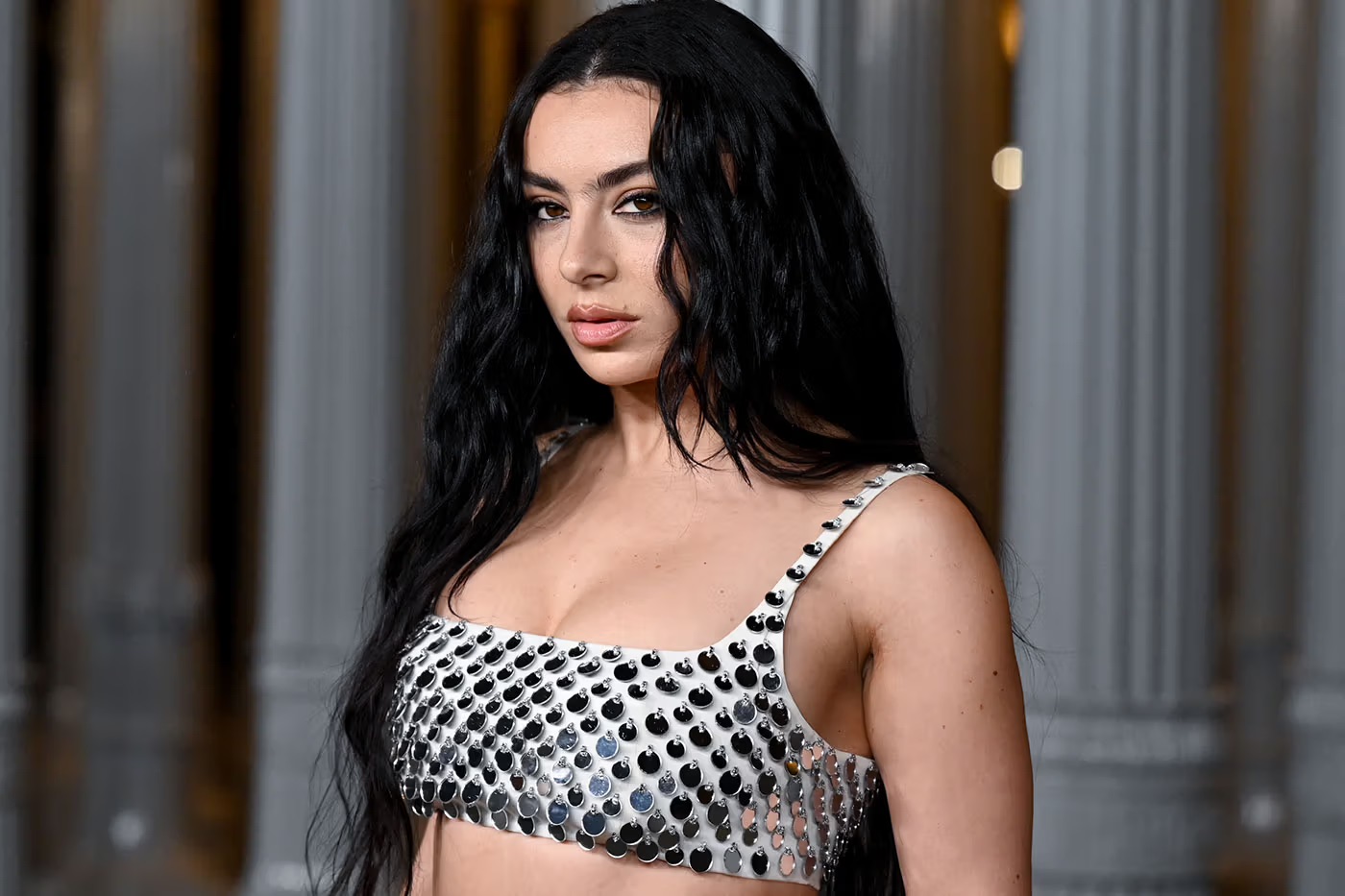 Charli XCX incursiona en el mundo del cine con «The Moment»