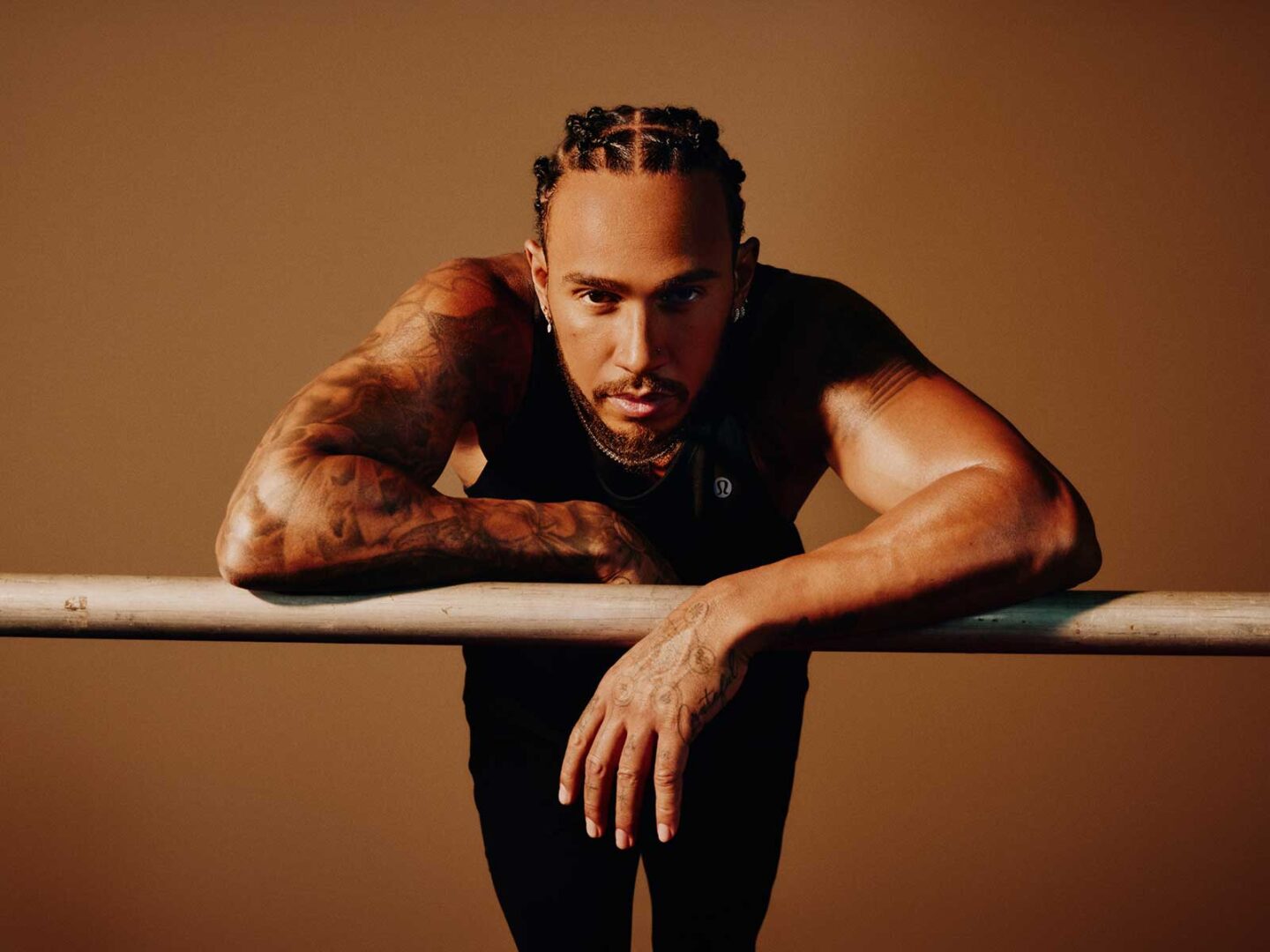 Lewis Hamilton se une a lululemon como nuevo embajador de la marca