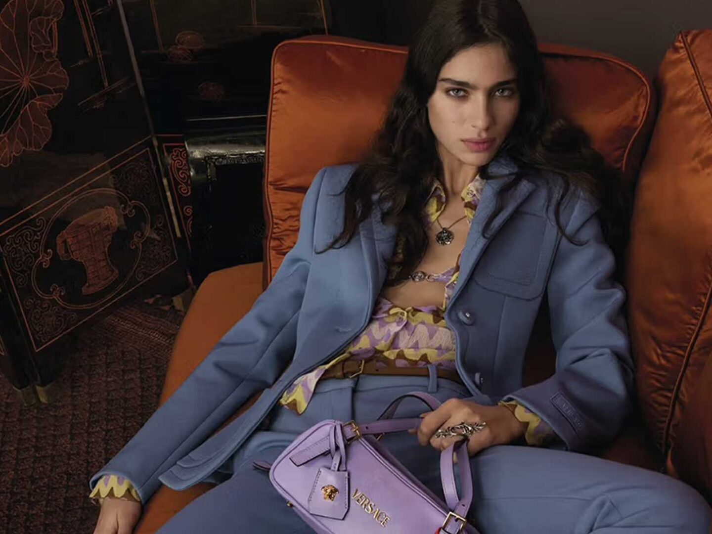 Mona Tougaard y Loli Bahia protagonizan la campaña SS25 de Versace