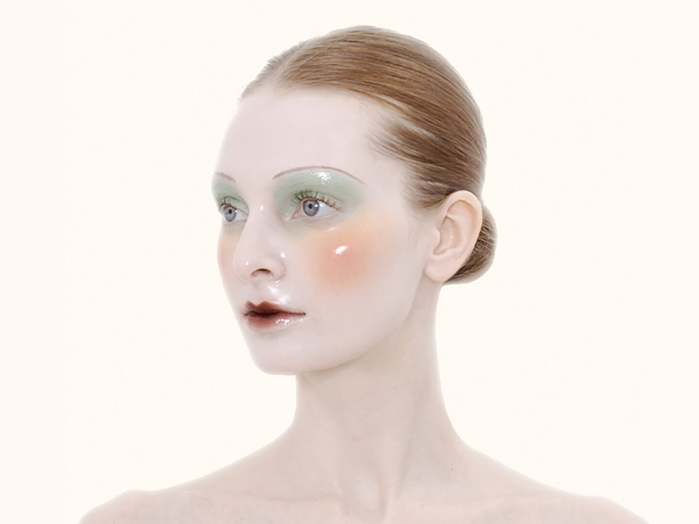 Pat McGrath hace posible el maquillaje ‘Porcelain Doll’ de Margiela