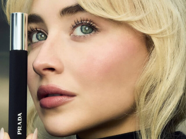 Prada Beauty introduce su nueva máscara de pestañas junto a Sabrina Carpenter