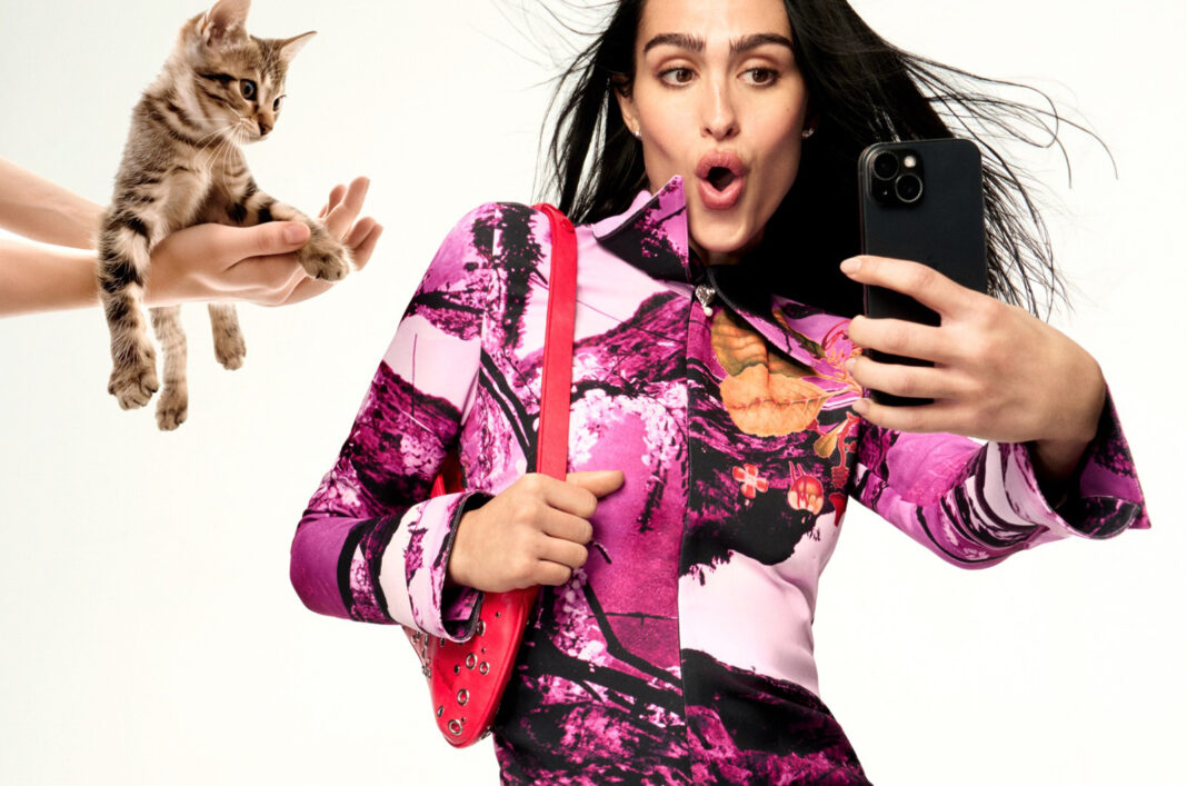 Amelia Gray repite como musa y protagonista de la nueva campaña de Desigual SS25