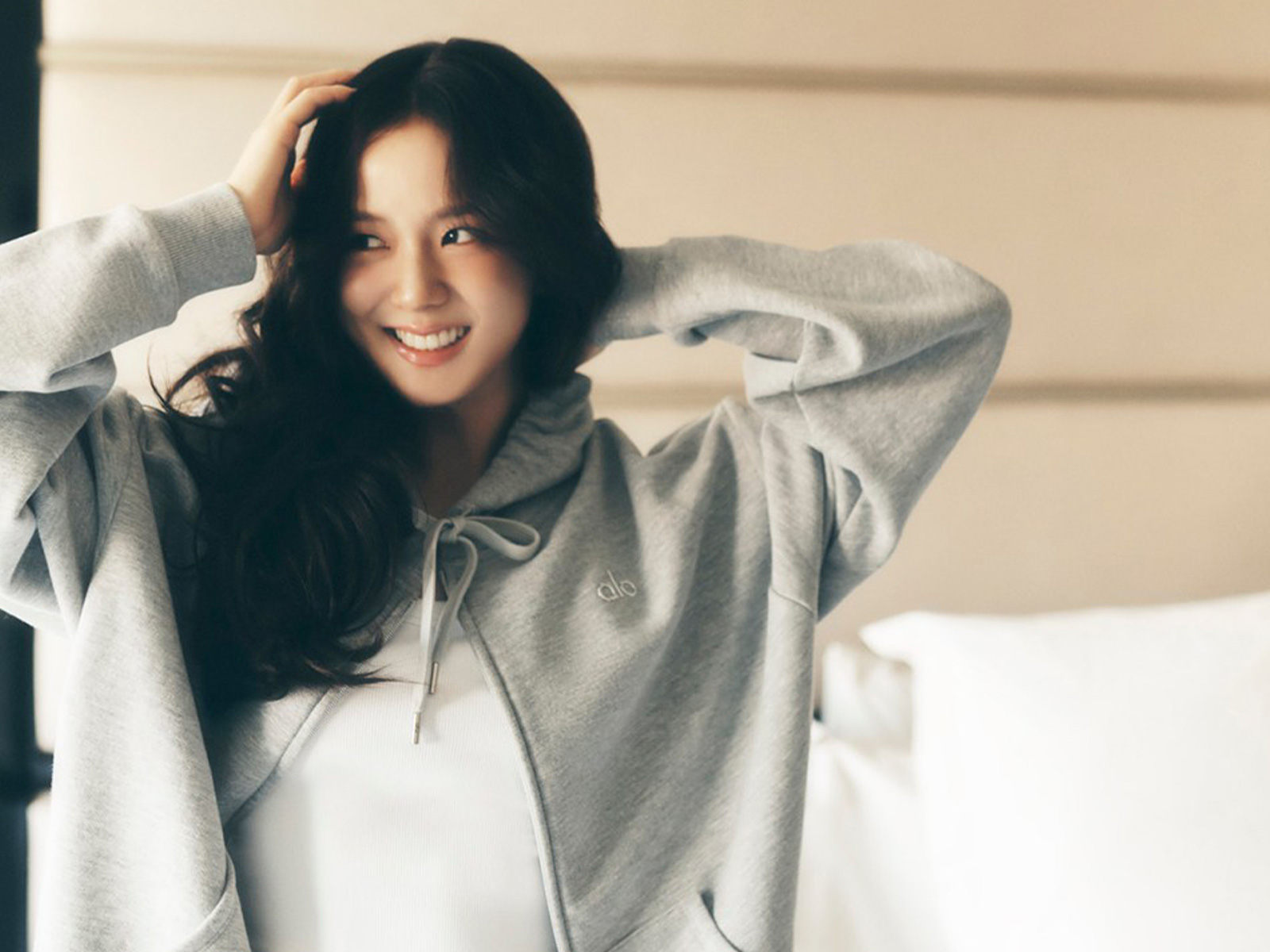 thumb-jisoo-alo-yoga-2025.jpg