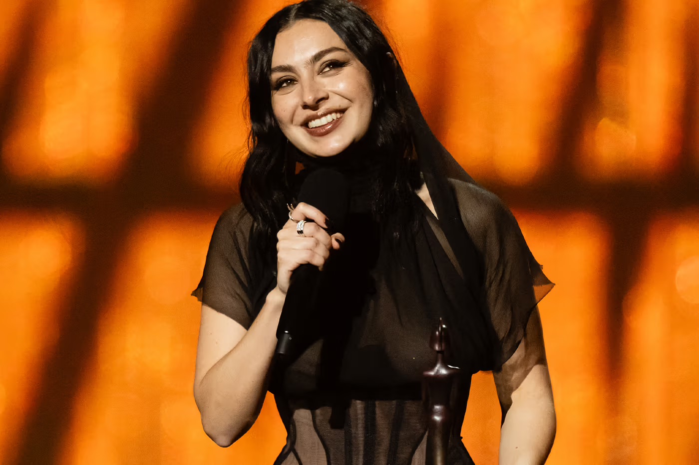 Charli XCX protagoniza y produce la nueva película de Takashi Miike