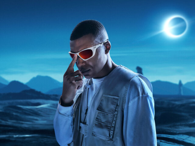 Todo sobre  ‘Artifacts from the Future: Designed for 2075, delivered to 2025’ de Oakley