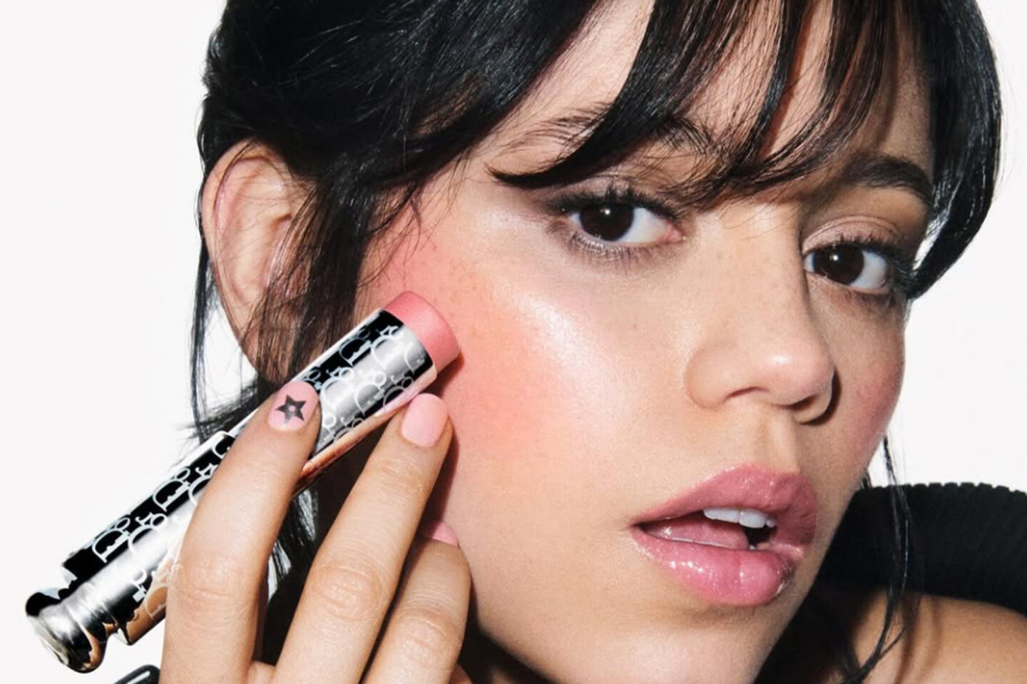 Jenna Ortega es la nueva musa de Dior Beauty
