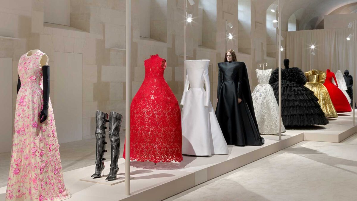 BALENCIAGA by DEMNA 展覧会 カタログ（非売品) 非売品】『バレンシアガ by デムナ』展 カタログ BALENCIAGA - メルカリ