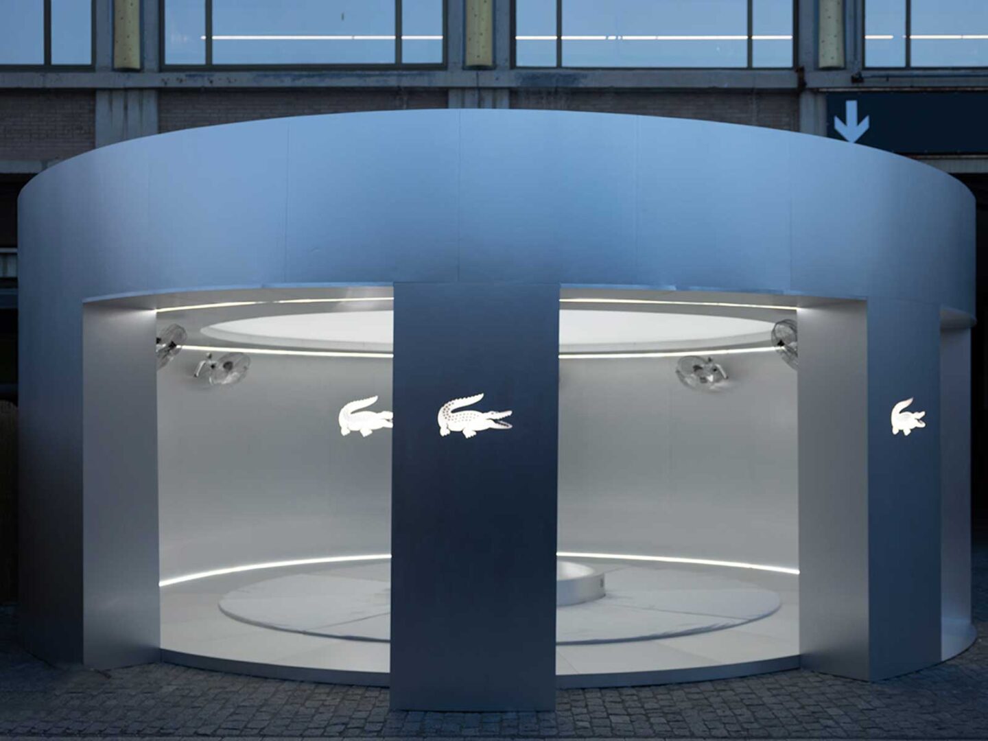 Lacoste reconfigura el pasado: arqueología emocional y futurismo líquido