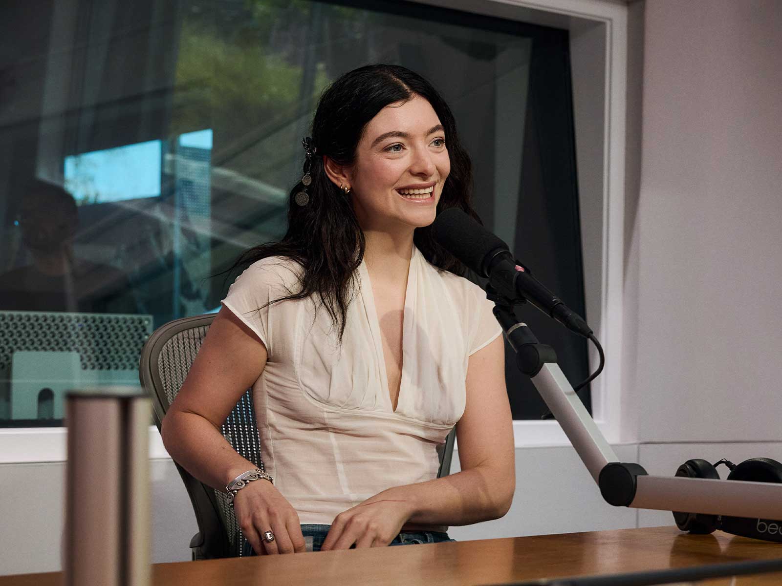 LORDE HINTS AT A VIRGIN B-SIDE - HIGHXTAR.