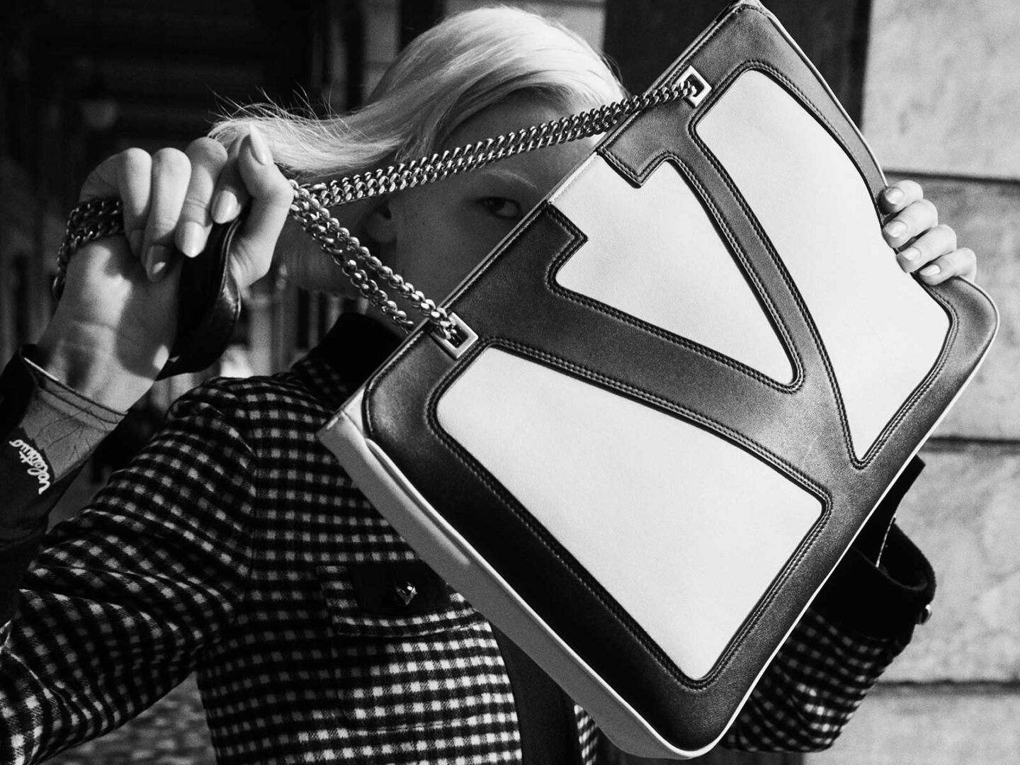 Maison Valentino presenta la nueva campaña del bolso Viva Superstar