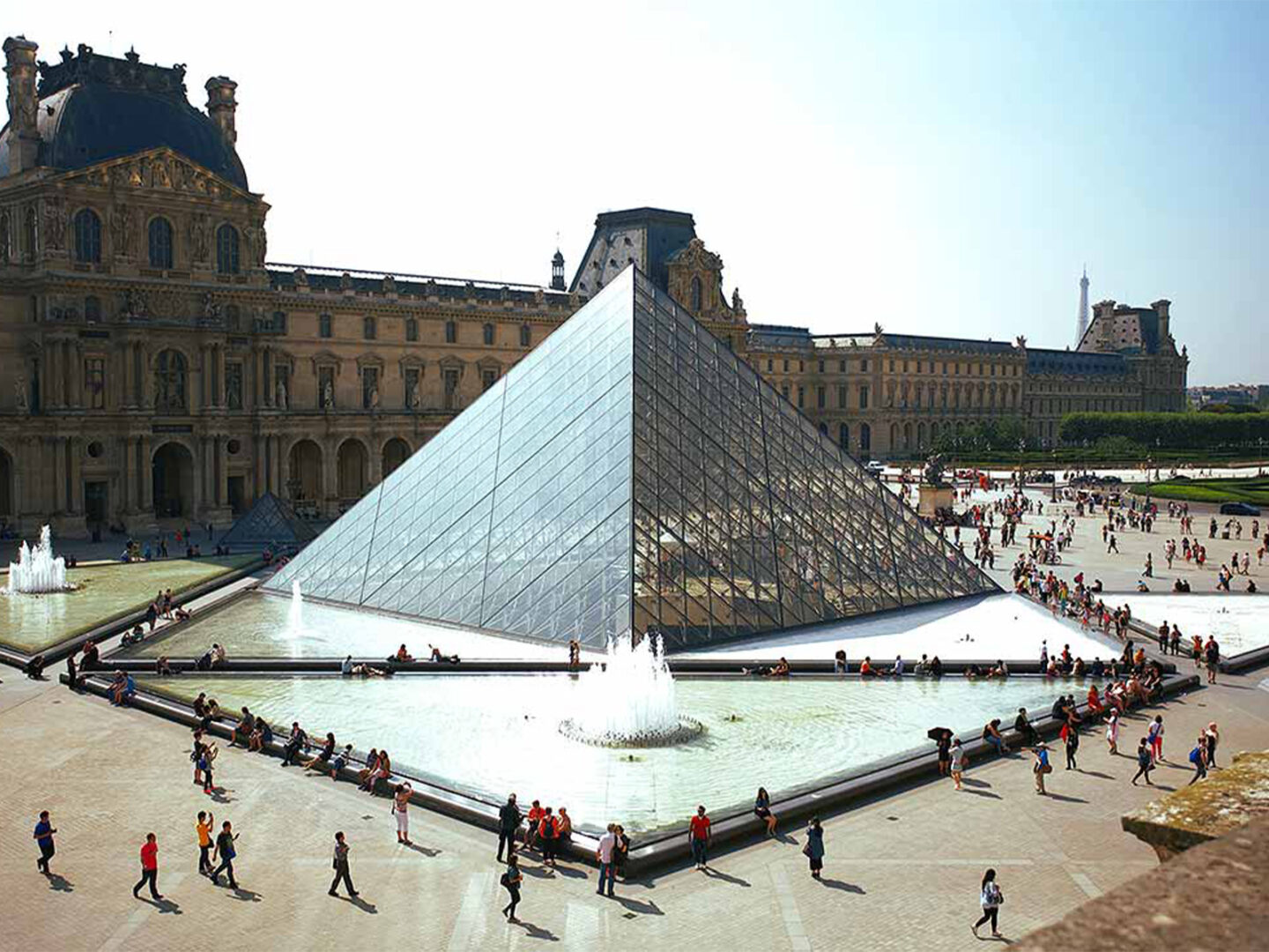 Louvre closes its doors and protests against mass tourism