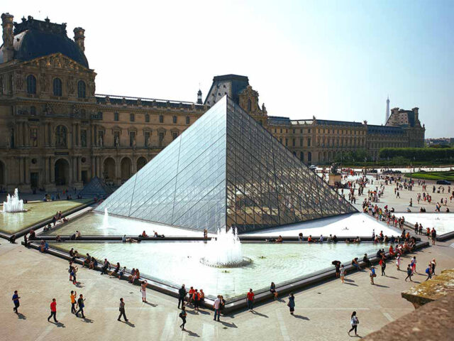 El Louvre cierra sus puertas y protesta contra el turismo masivo