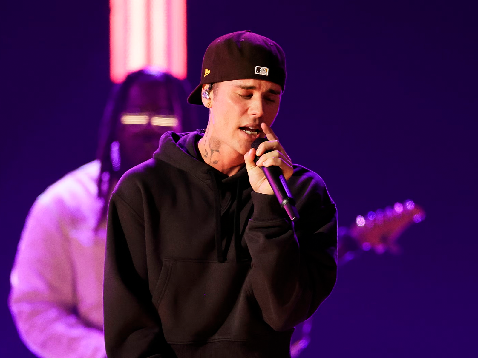 Justin Bieber surprises with the release of his new album “SWAG”